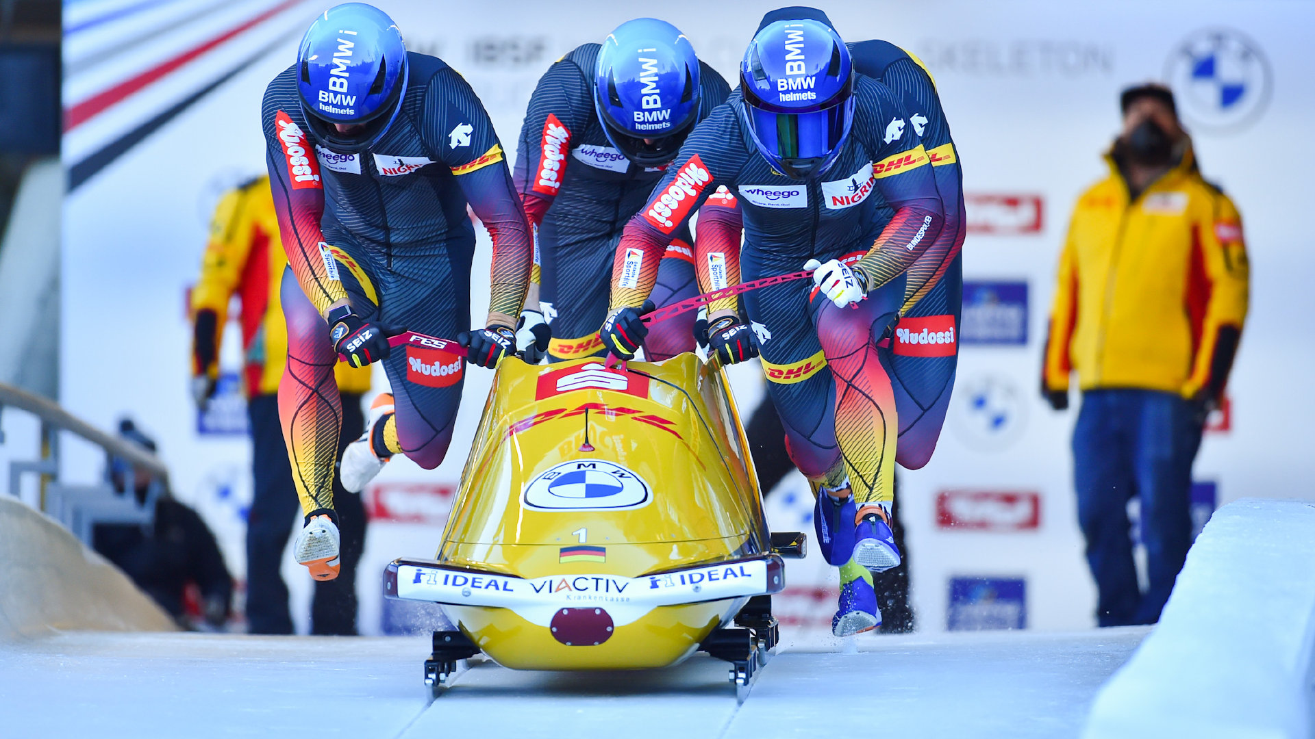 雪车,是一种集体乘坐雪橇,利用舵和方向盘控制在人工冰道上滑行的运动